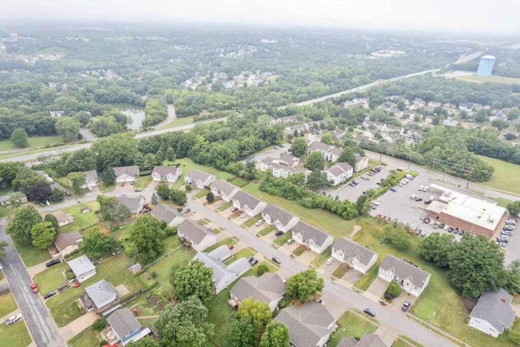 Beautiful Townhome, 11 Minutes To Downtown, Kcmo. Kansas City Exterior foto