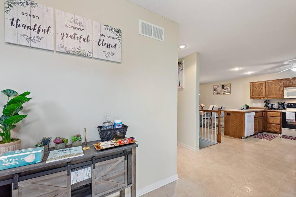 Beautiful Townhome, 11 Minutes To Downtown, Kcmo. Kansas City Exterior foto