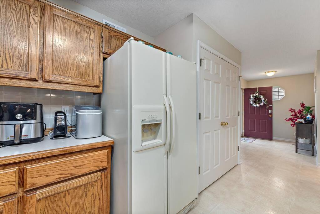 Beautiful Townhome, 11 Minutes To Downtown, Kcmo. Kansas City Exterior foto