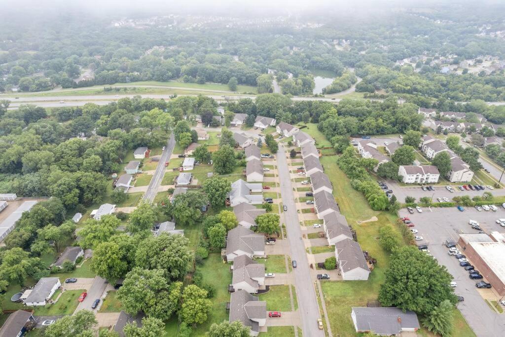 Beautiful Townhome, 11 Minutes To Downtown, Kcmo. Kansas City Exterior foto