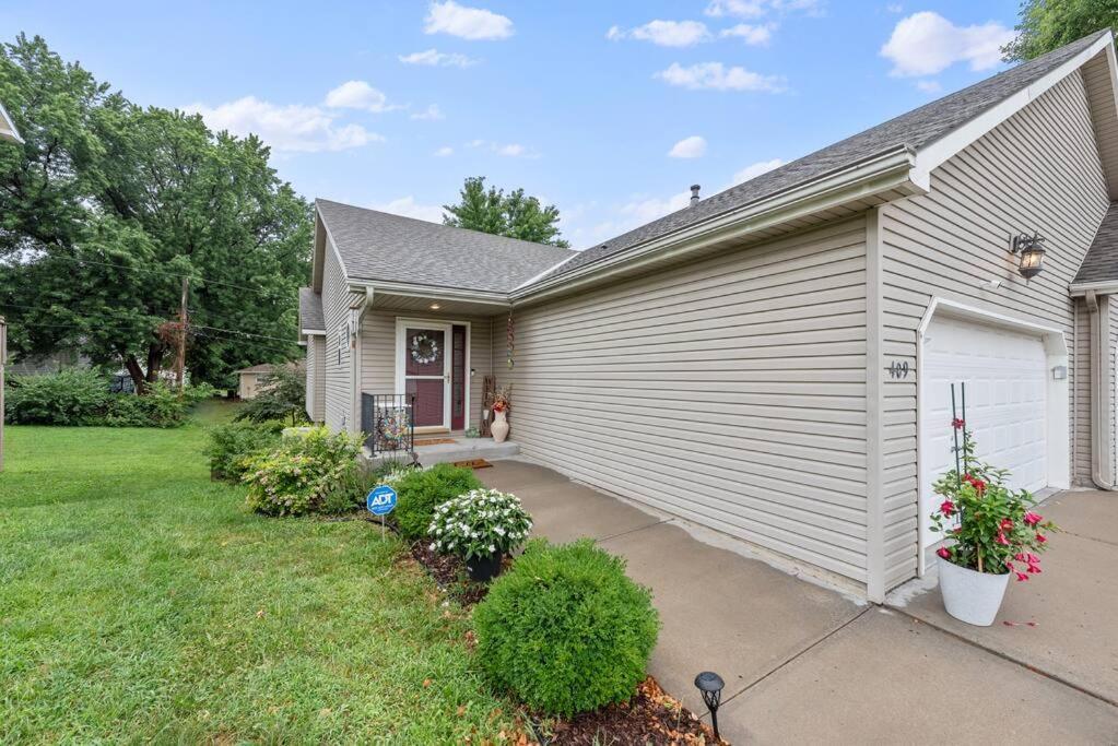Beautiful Townhome, 11 Minutes To Downtown, Kcmo. Kansas City Exterior foto